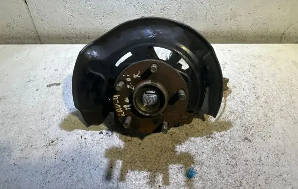 Toyota RAV 4 (XA40) Front wheel hub