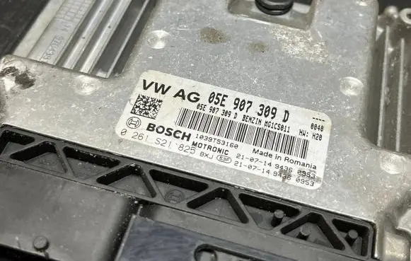 Volkswagen Golf VII Engine control unit/module 05E907309D 0261S21825