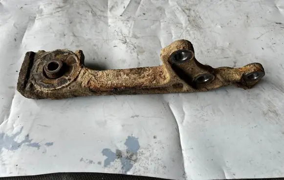 Toyota Land Cruiser (J120) Front differential bracket