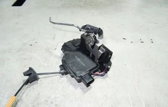 Audi A6 S6 C5 4B Rear door lock 4B0839015D