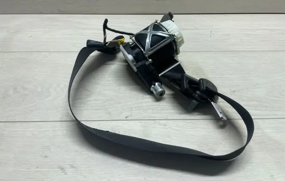 Mercedes-Benz R W251 Front seatbelt 2018680222 26758