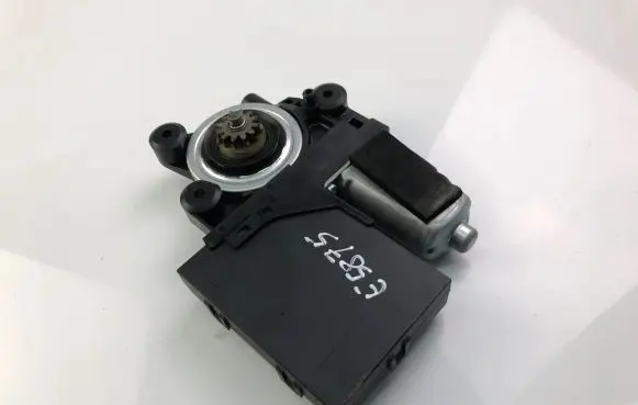 Volvo C30 Front door window regulator motor 979037100