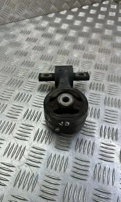 Honda CR-V Engine mount bracket
