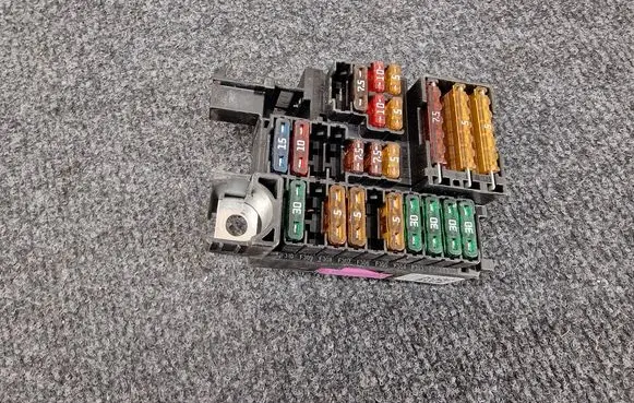 Mercedes-Benz E W213 Fuse box set A2135400414 1728022157 ZGS002Q01