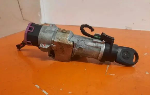 Volkswagen Polo IV 9N3 Ignition lock 4B0905851N