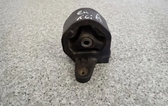 Engine mount vacuum valve