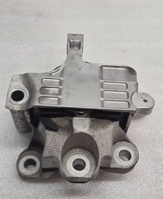 Volvo XC40 Engine mount bracket 32139920