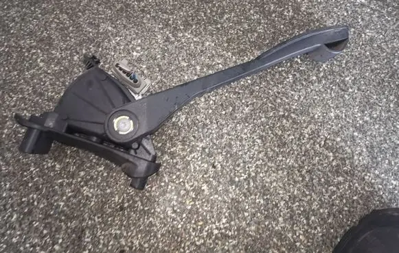 Volvo S60 Accelerator throttle pedal 30636003