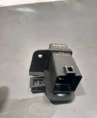 Volvo XC70 Glow plug pre-heat relay 0281003037