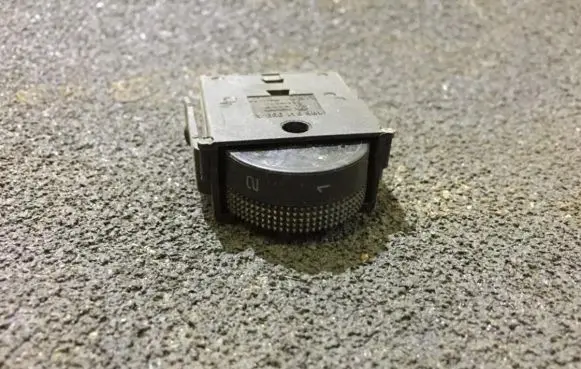 Volkswagen Golf IV Headlight level height control switch 04050700