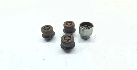 Toyota RAV 4 (XA30) Anti-theft wheel nuts and lock 