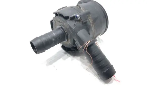 Oil filter mounting bracket