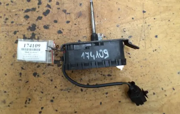 Volvo S80 Front wiper linkage and motor