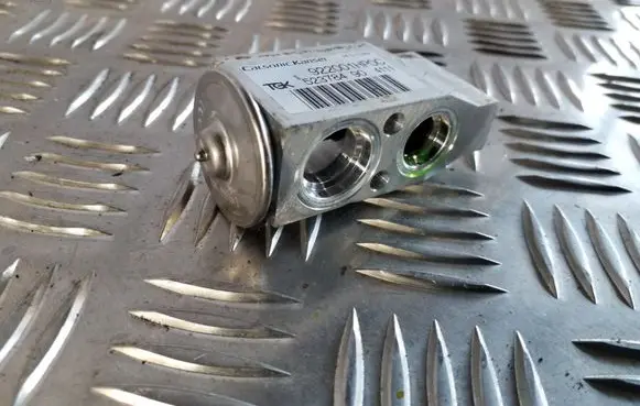 Nissan Juke I F15 Air conditioning (A/C) expansion valve 922001HP0C