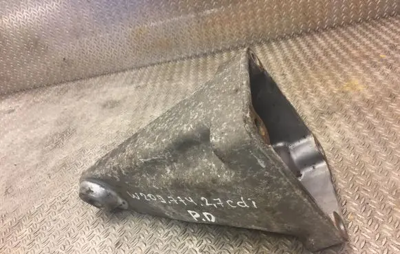 Mercedes-Benz CLK A209 C209 Engine mounting bracket 6112230804 A6112230804