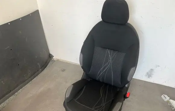 Peugeot 208 I Front passenger seat