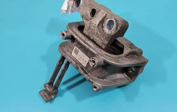 Volkswagen PASSAT B8 Engine mounting bracket 3Q0199262J IMPRK1390679