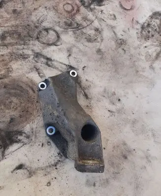 Volkswagen PASSAT B5.5 Engine mounting bracket 8D0199307P