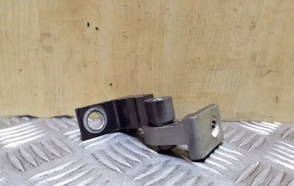 Volkswagen Touareg II Rear door lower hinge 8K0831402A