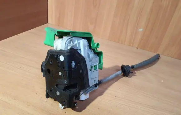 Audi A1 Front door lock 8X1837015