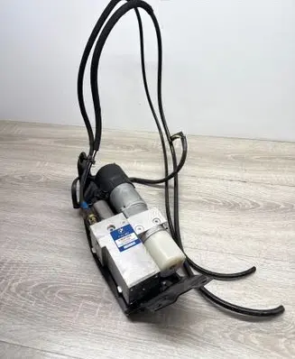 BMW 5 E60 E61 Tailgate hydraulic pump motor 7111867 030098 HB70401002