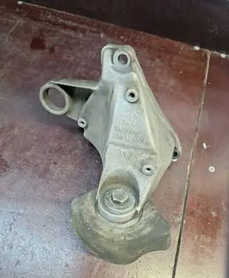 Volkswagen PASSAT B5 Engine mounting bracket 8D0399114S