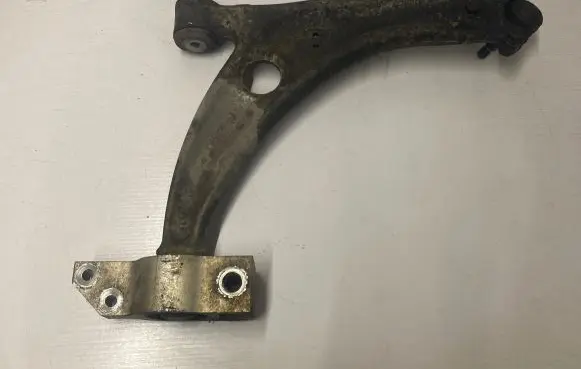 Volkswagen PASSAT B6 Front lower control arm/wishbone 3C040715B