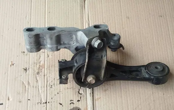 Engine mount bracket