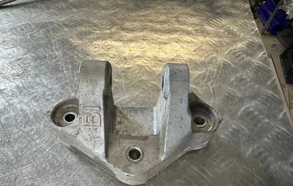 Nissan X-Trail T32 Engine mounting bracket