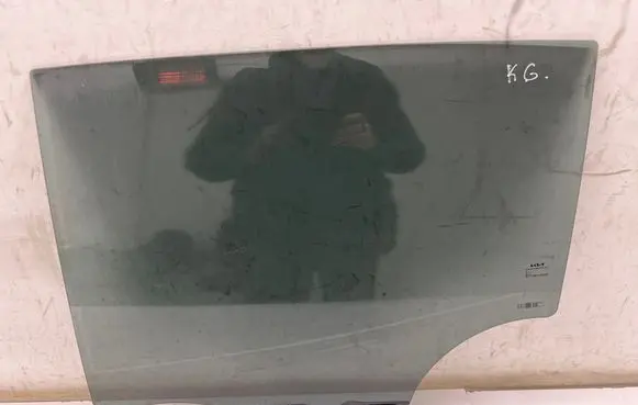 KIA Sportage Rear door window glass