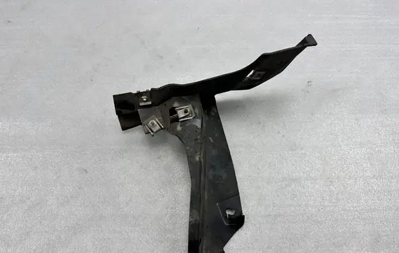 Audi A8 S8 D4 4H Fender mounting bracket 4H0807543