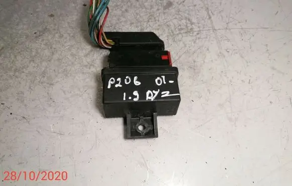 Peugeot 206 Fuel pump relay 240107