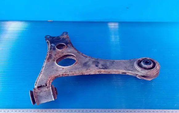 Mercedes-Benz A W168 Front lower control arm/wishbone A1683301107
