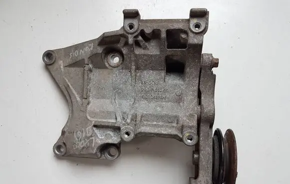 Mitsubishi L200 A/C compressor mount bracket 37110J560 MN123680