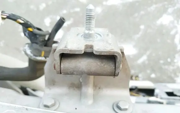 Tailgate/trunk/boot hinge