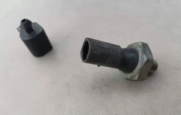 Audi A4 S4 B5 8D Oil pressure sensor 06A919081A