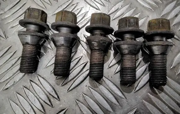 Volvo V70 Nuts/bolts 