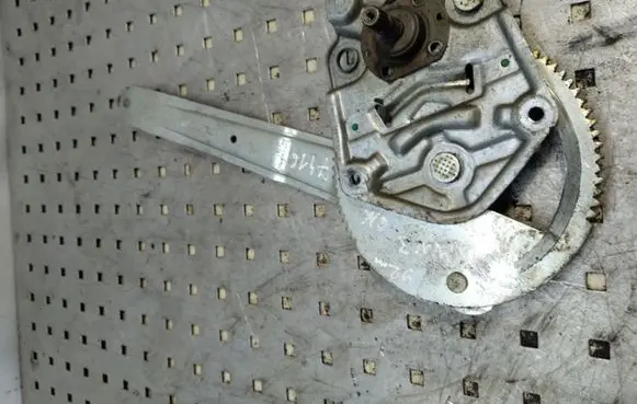 Rear door manual window regulator
