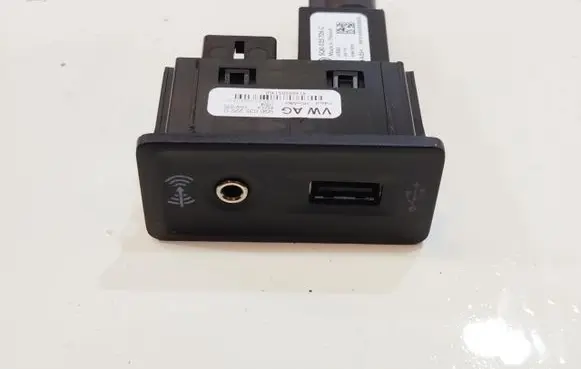 Volkswagen Golf VII USB socket connector 5G0035222D
