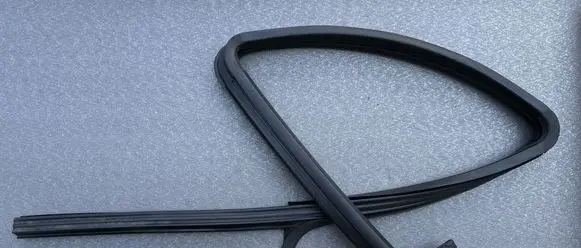 Nissan King Cab, Navara Rubber seal rear door window/glass 823302S712