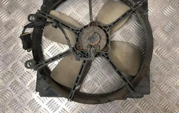 Mazda 626 Radiator cooling fan shroud