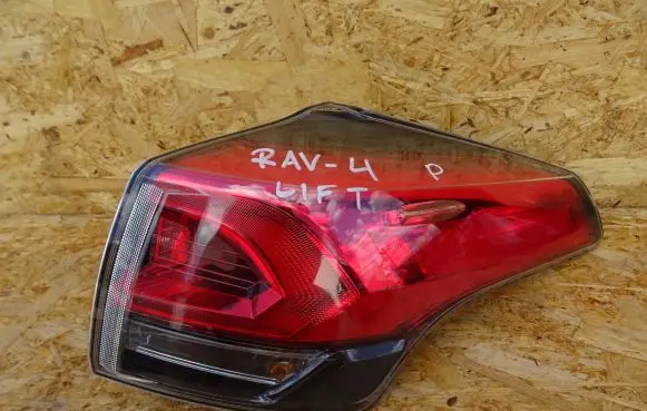 Toyota RAV 4 (XA40) Rear/tail lights