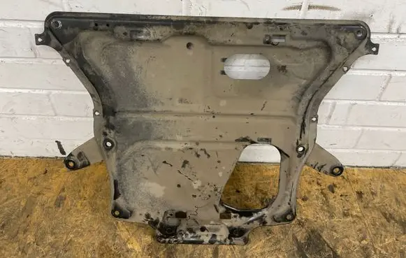 BMW 4 F36 Gran coupe Engine splash shield/under tray 6860952