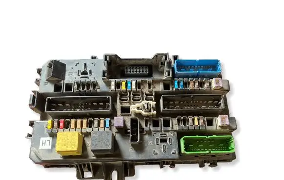 Opel Zafira B Fuse module 13268286