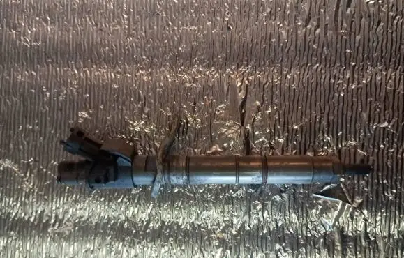 Volvo V70 Fuel injector 31303238