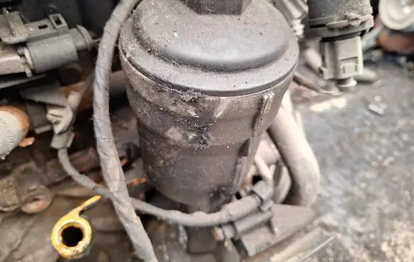 Volkswagen Golf V Oil filter cover 