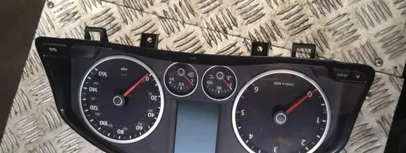 Volkswagen Tiguan Speedometer (instrument cluster) 5n0920970d