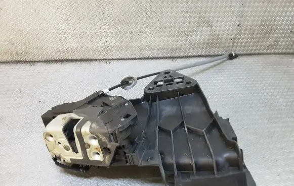 Volvo V60 Front door lock 31301739