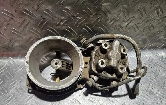 Audi 80 90 B3 Fuel distributor 0438121011 026133353