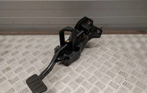Ford Mustang VI Brake pedal FR3C2D094AD